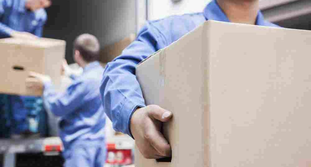 Déchargement colis, logistique e-commerce